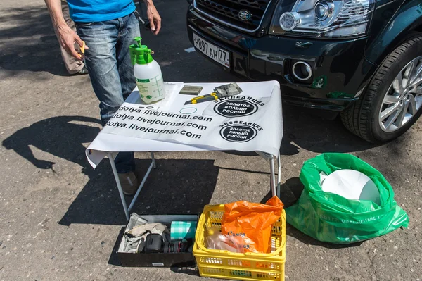 Trzymanie laski na samochód — Zdjęcie stockowe