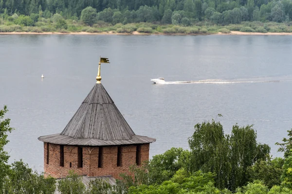 Vista sobre el río Volga desde el Kremlin de Nizhny Novgorod, Rusia — Foto de Stock