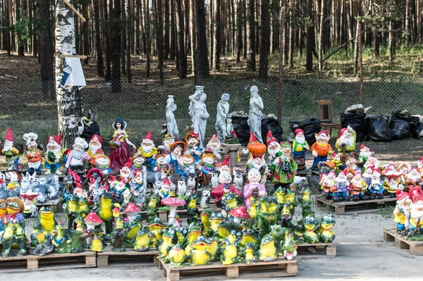 Tienda de esculturas de cerámica por una carretera en Rusia —  Fotos de Stock