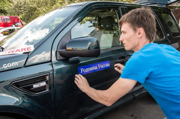 Sticking sticks on a car — Stock Photo, Image