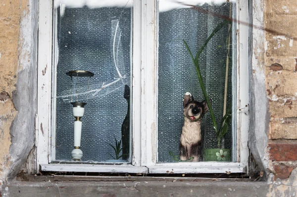 Ventana de una antigua casa abandonada en Vladimir, Rusia — Foto de Stock