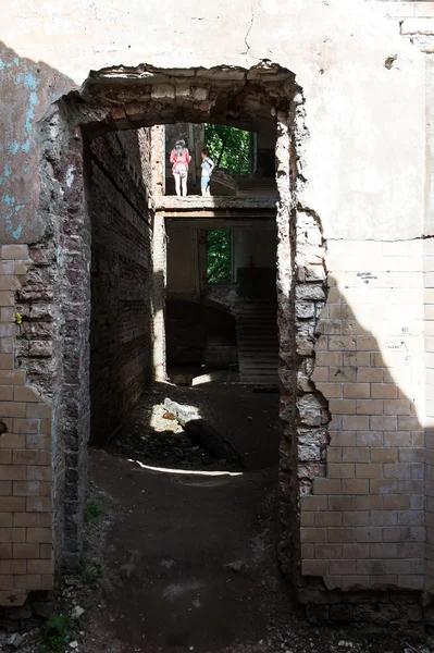 Due ragazze adolescenti all'interno rovinato castello Hrapovetskiy, Muromcevo, Russia — Foto Stock