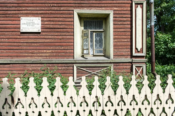 Traditional wood house in Vologda, Russia — Stock Photo, Image