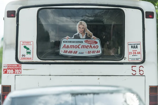 Publicidade de janelas de automóveis em Rússia — Fotografia de Stock