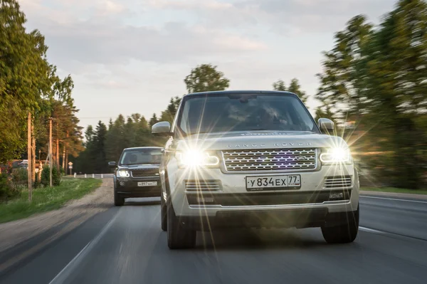 SUV bilar på en väg — Stockfoto