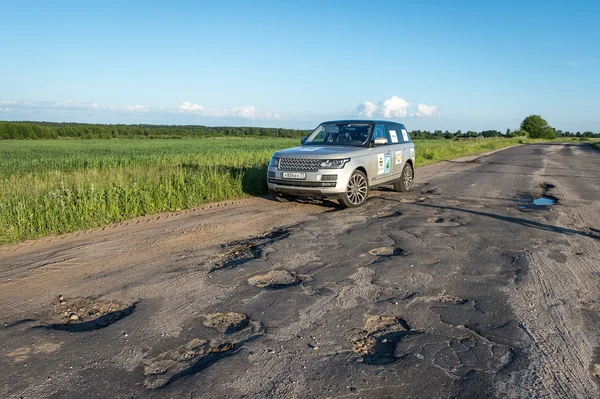 SUV αυτοκίνητο σε ένα κακό δρόμο ρωσική — Φωτογραφία Αρχείου