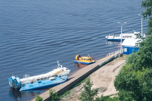 Barcos en Nizhny Novgorod, Rusia — Foto de Stock