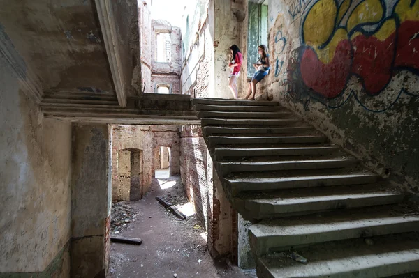 Twee tienermeisjes binnen geruïneerd hrapovetskiy kasteel, muromcevo, Rusland — Stockfoto