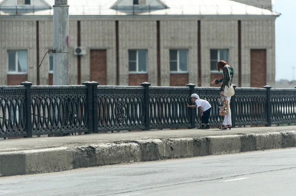 Mãe e filho em uma rua de Vologda, Rússia — Fotografia de Stock