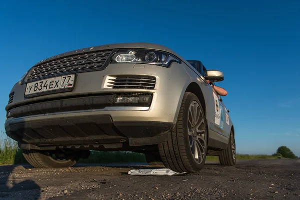 Suv coche en mal camino de Rusia — Foto de Stock