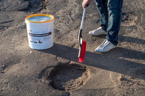 Reparera vägen med kall-mix asfalt på en lantlig ryska väg — Stockfoto