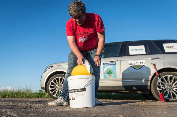 Weg met koude-mix asfalt op een landelijke Russische weg herstellen — Stockfoto