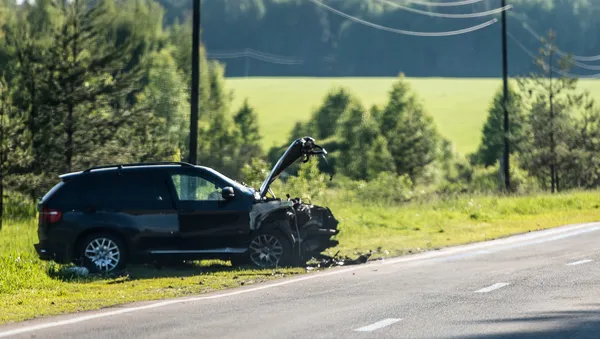 Auto von einer Straße gestürzt, Russland Stockfoto