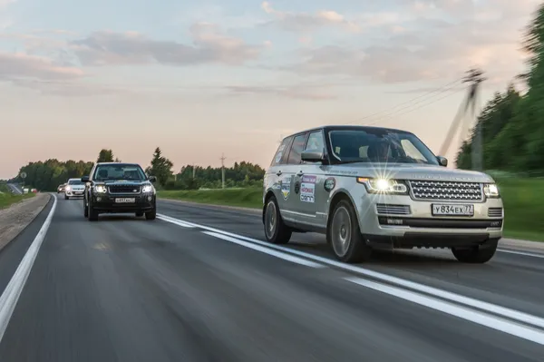 Позашляховик автомобілів на дорозі Стокове Зображення