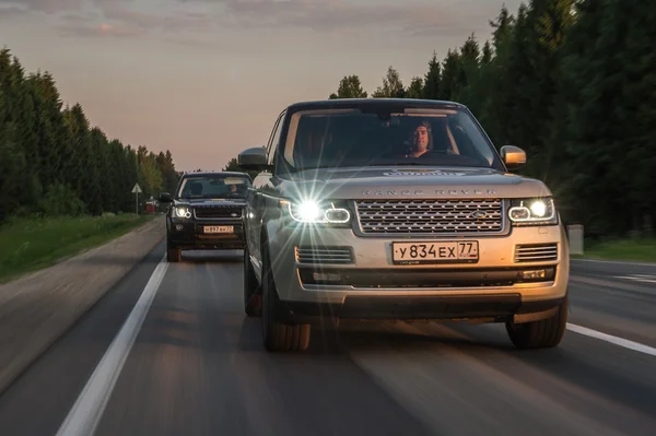 Позашляховик автомобілів на дорозі Стокове Зображення