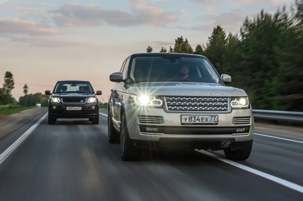 SUV auto's op een weg Stockfoto