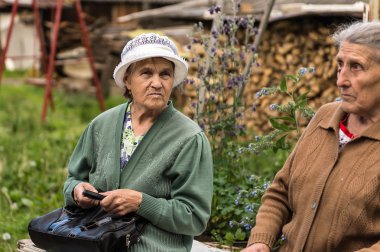 iki üst düzey Rus bayanlar bir bankta konuşuyor