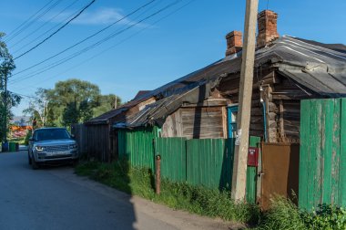 eski bir ahşap Rus ev SUV kamyon