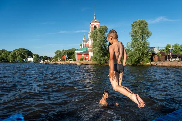 Crianças se divertindo em um lago na Rússia — Fotografia de Stock