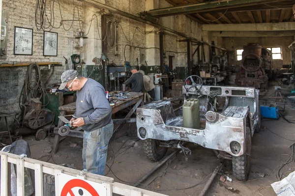Retro bilar reparationsverkstad — Stockfoto