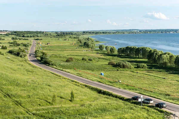 ロシアの pleshcheevo 湖の近くの道路のパノラマ ビュー — ストック写真