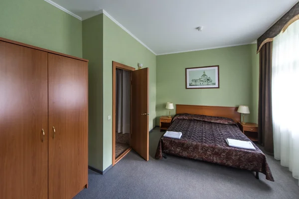 Innenausstattung eines typischen Zimmers in einem russischen Hotel — Stockfoto