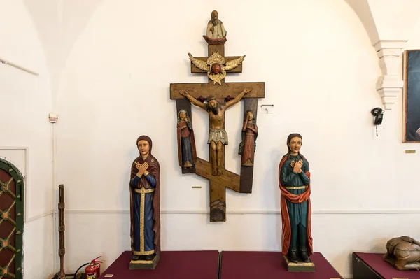 Autel en bois avec crucifix — Photo