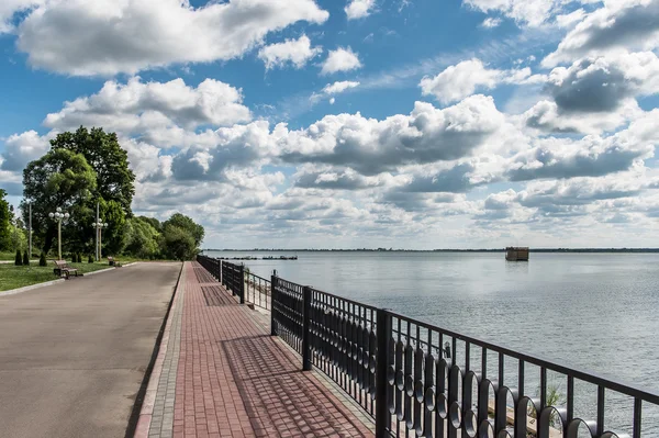 Wolga rivier Dijk in Jaroslavl, Rusland — Stockfoto