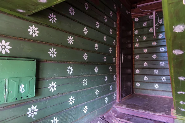 Tradycyjny rosyjski drewniany dom ozdobiony malowane kwiaty — Zdjęcie stockowe