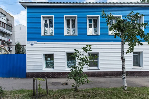Blue and white house in russian town — Stock Photo, Image