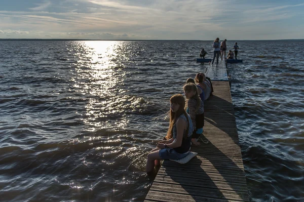 Отдых на пирсе у озера в России — стоковое фото