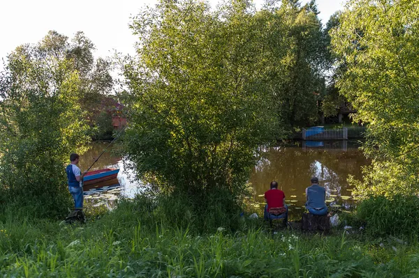 De visserij op een kleine rivier in Rusland — Stockfoto