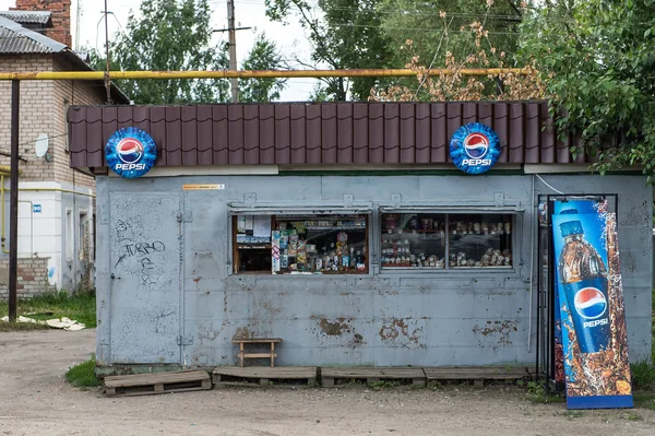Rusty metal shop booth in russian village — Stock Photo, Image