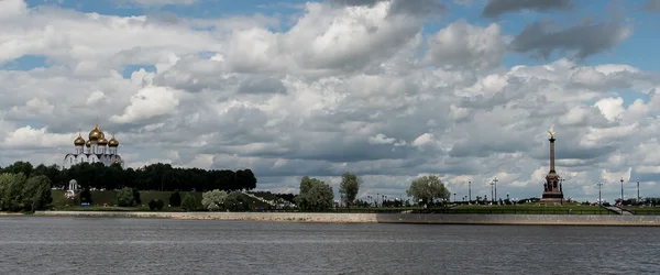 Paseo en barco en Volga en Yaroslavl, Rusia — Foto de Stock