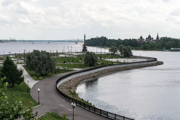 Embankment in Jaroslavl, Rusland — Stockfoto