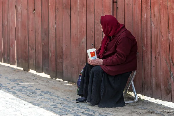 Begging woman at Trinity Sergiev Lavra, Russia — Stock Photo, Image