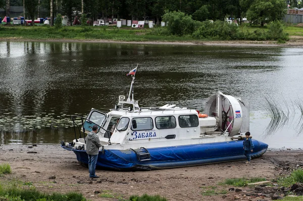 Hovercraft op een kust, Jaroslavl, Rusland — Stockfoto