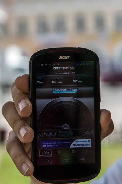 Teste de velocidade da Internet no telefone inteligente — Fotografia de Stock