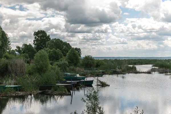 ทะเลสาบในรัสเซียกับเรือ — ภาพถ่ายสต็อก