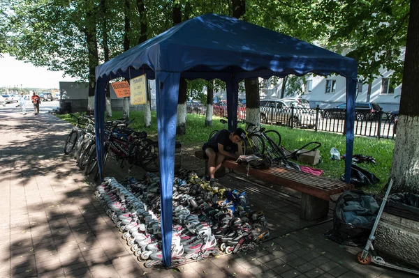 Escena de la vida urbana de Yaroslavl, Rusia. Patines de ruedas en alquiler —  Fotos de Stock