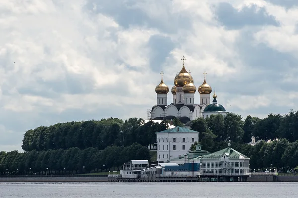 Übernahme Kathedrale in Jaroslawl von Kreuzung Flüsse — Stockfoto