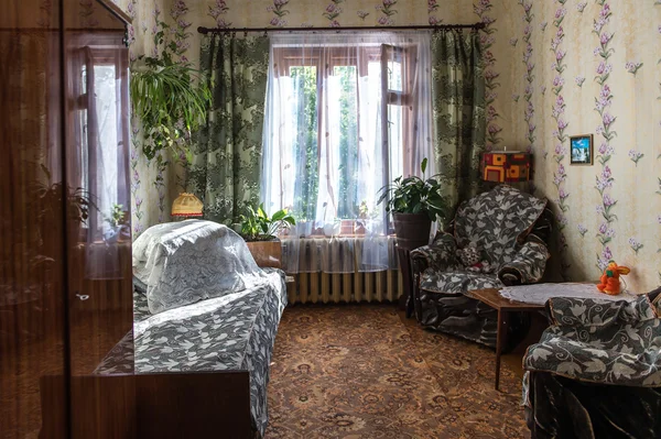 Traditionelles Interieur einer typischen sowjetischen Wohnung — Stockfoto