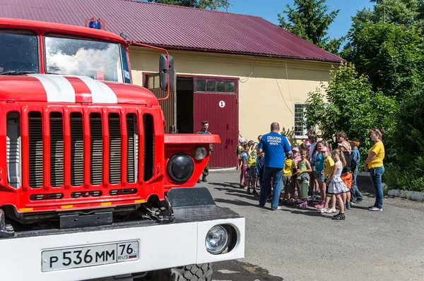 Grupo de niños en excursión en el departamento de bomberos en la ciudad de Yaroslavl, Rusia —  Fotos de Stock