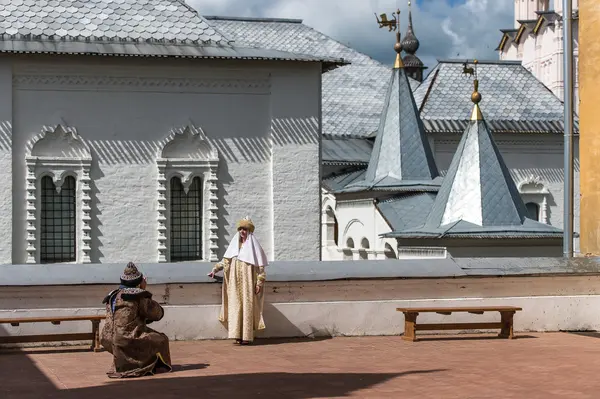 Taking picture in russian tsar costume at Rostov kremlin — Stock Photo, Image