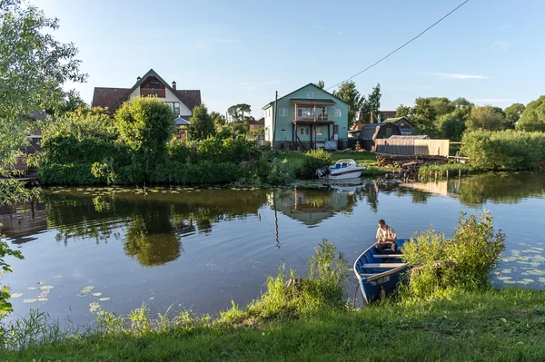 Рыбалка на небольшой реке в России — стоковое фото