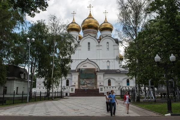 Kathedraal van de veronderstelling in Jaroslavl — Stockfoto