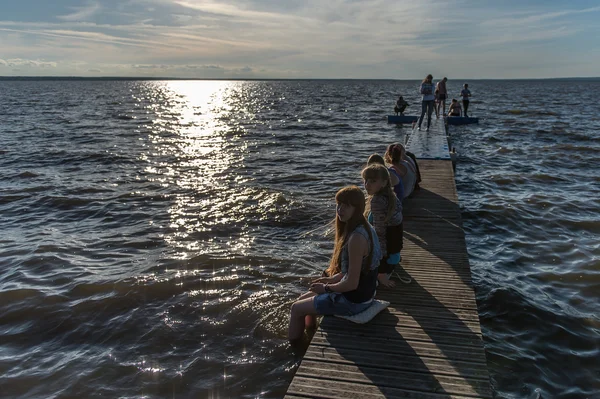 Rustend op pier op een meer in Rusland Rechtenvrije Stockfoto's