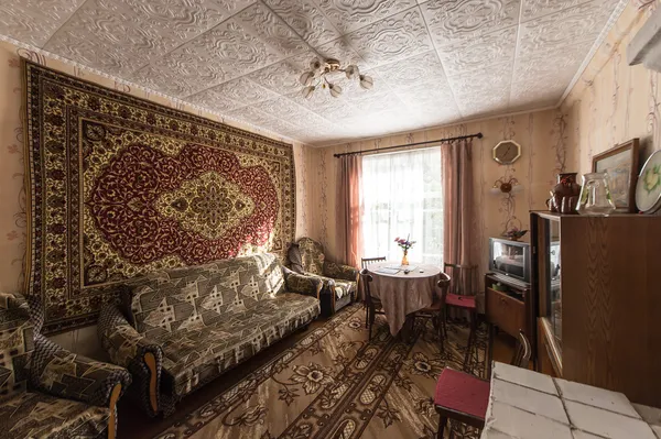 在典型的苏联公寓内的生活 图库照片