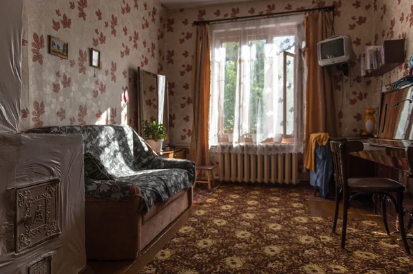 传统内部的典型的苏联公寓 免版税图库图片
