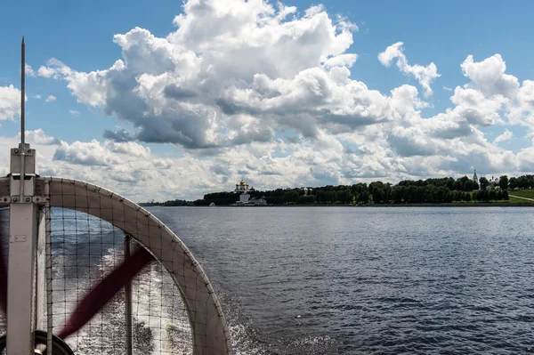 Schifffahrt auf der Wolga in Jaroslawl, Russland Stockbild